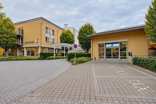 A building with a sign reading 'SEMINARIS' and a no parking sign.