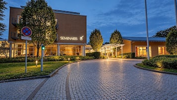 Ein Gebäude mit einem Schild, auf dem 'SEMINARIS' steht, und einem Verbotsschild für Parkplätze.