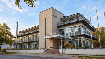 Ein modernes Gebäude, auf dem der Name 'SEMINARIS' gut sichtbar angebracht ist.