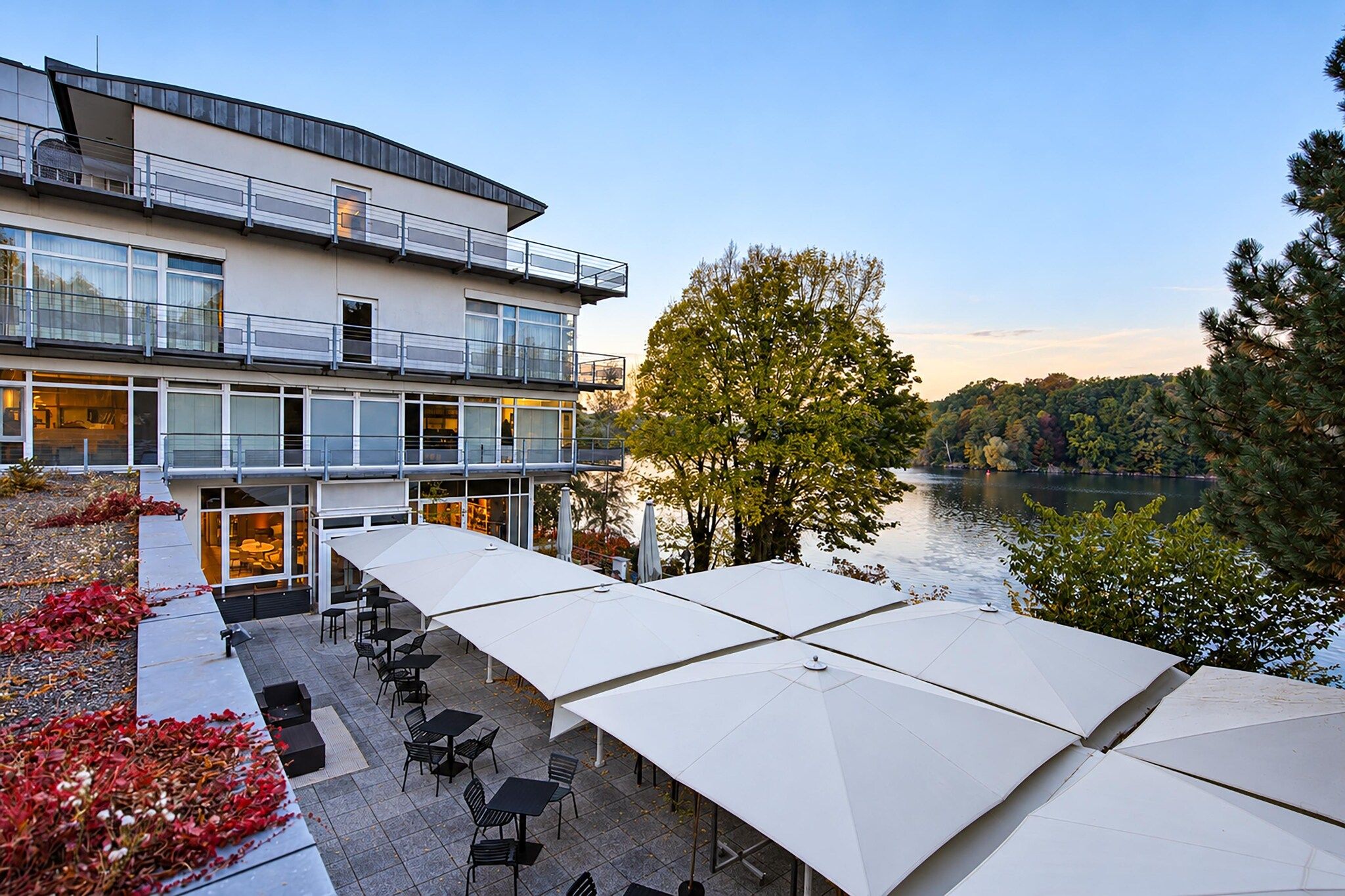 Ein modernes Hotel mit Außenbereich und Seeblick.