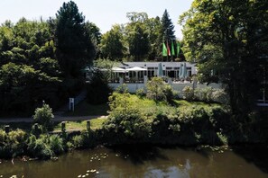 Hotel Außenbereich [Sommer]