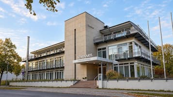 Een modern gebouw met de naam 'SEMINARIS' in grote letters.