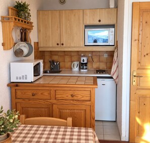 Private kitchen - Vrbo Property (Les Belleville)