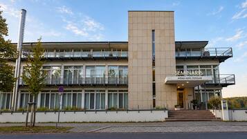 Un bâtiment moderne sur lequel on peut lire l’inscription suivante : « SEMINARIS AVENDI HOTEL POTSDAM ».