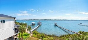 Une propriété située au bord de l’eau, comprenant une maison, une jetée s’avançant dans l’eau et une vue dégagée sur le lac.