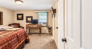 Room - Corporate Retreat Cottage in the city (Auburn Hills)