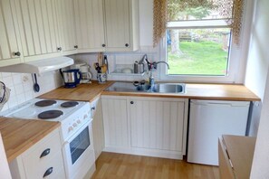 A kitchen with a stove, oven, sink, and dishwasher. - Holiday home with 1 bedroom (Marienberg\/OT Rittersberg)