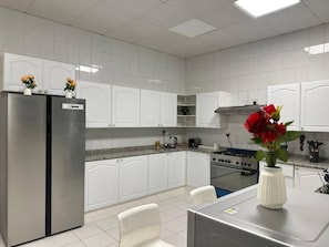 Private kitchen - Oasis Villa Stay By Lunar (Abu Dhabi)