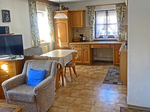 A compact living space with a dining area, kitchen, and a television. - Vacation rental with a kitchen-living room and a separate bedroom, sleeps up to 4, on the 1st floor (40 m²) (Aschau im Chiemgau)