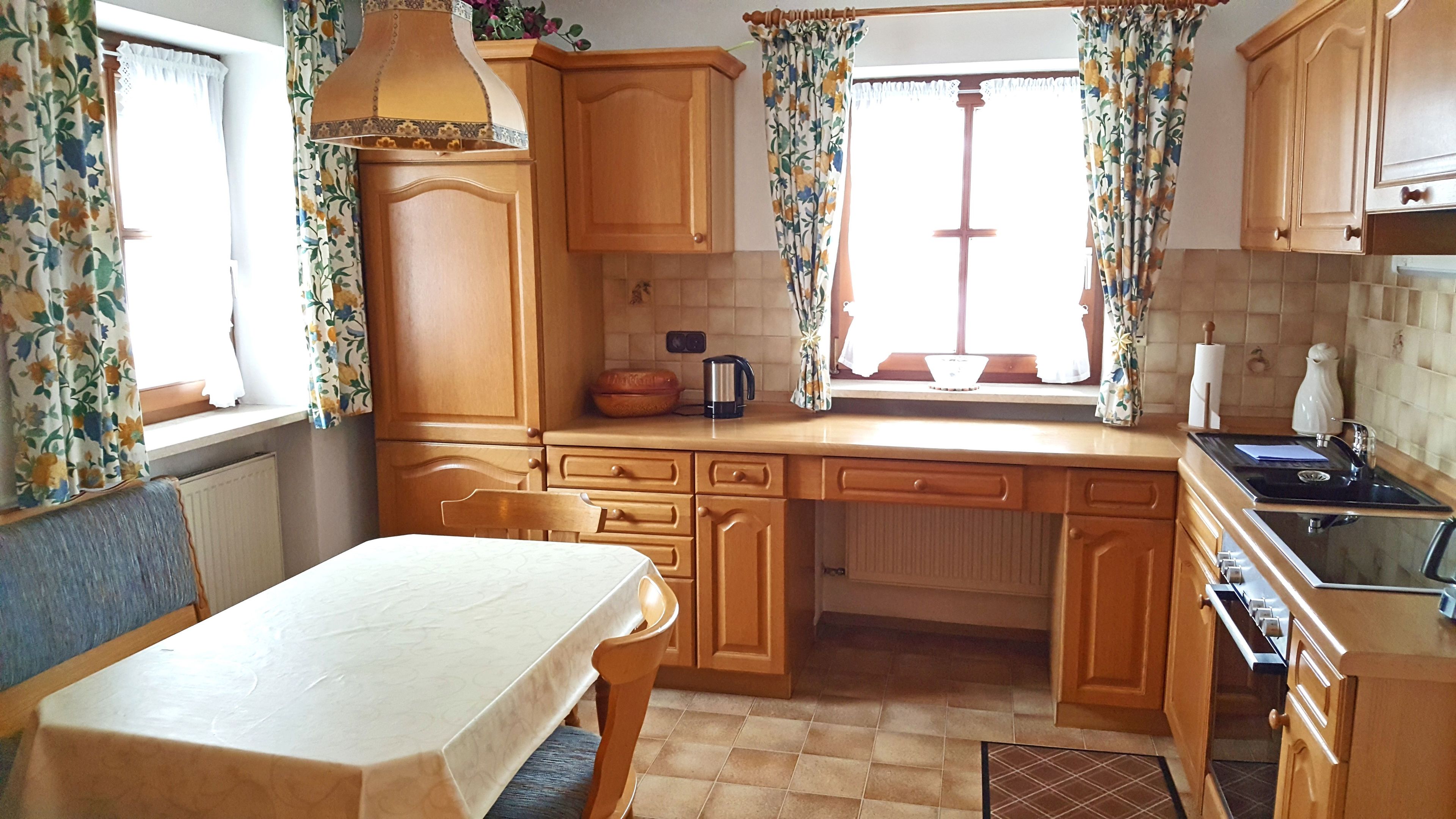 Ferienwohnung mit Wohnküche, separates Schlafzimmer bis 4 Pers. im 1. Obergeschoss (40 qm)-Essbereich mit offener Küche