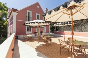 Outdoor dining - Chalet Santo António (Sintra)