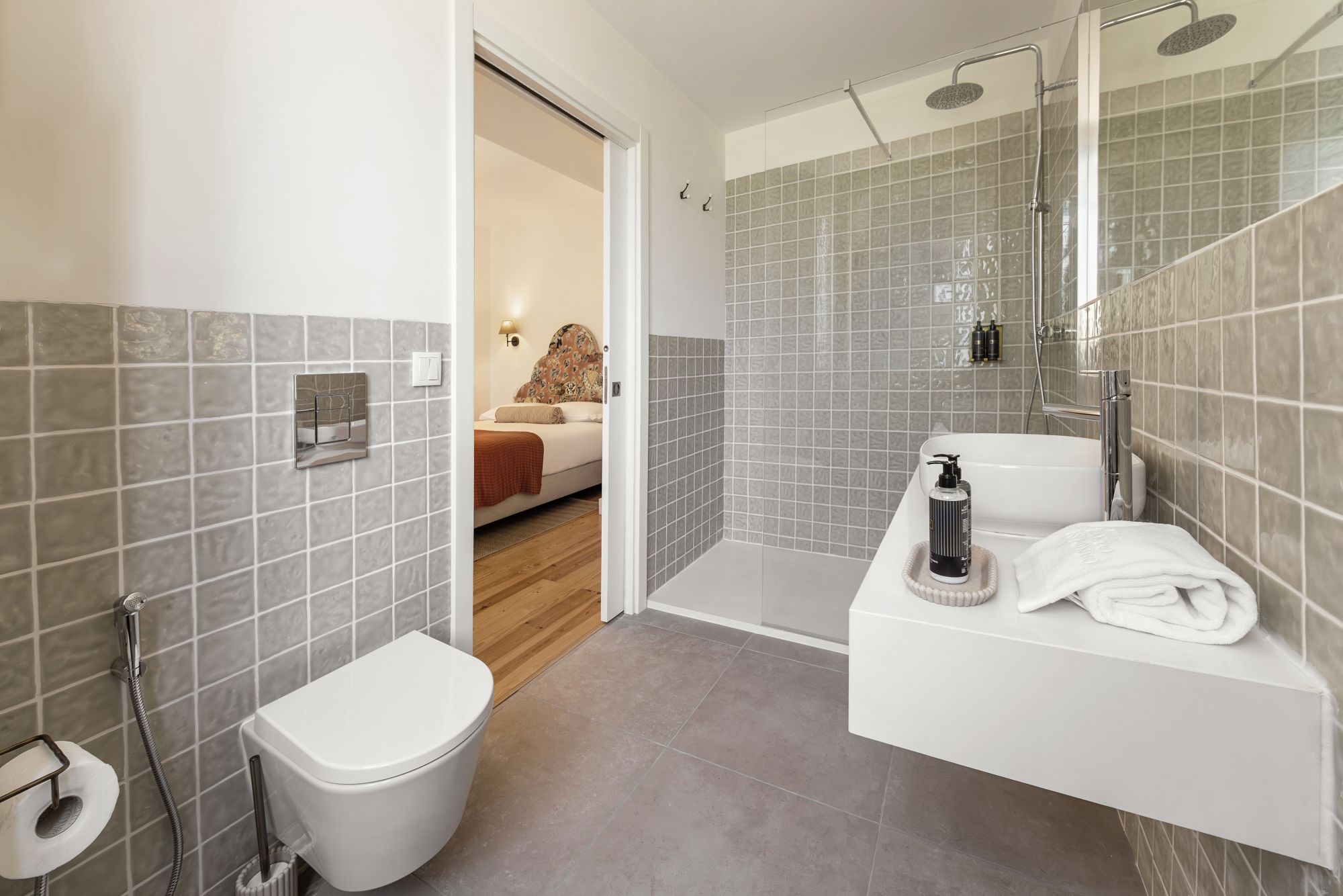 Une salle de bain moderne équipée de toilettes, d’une douche et d’un lavabo.