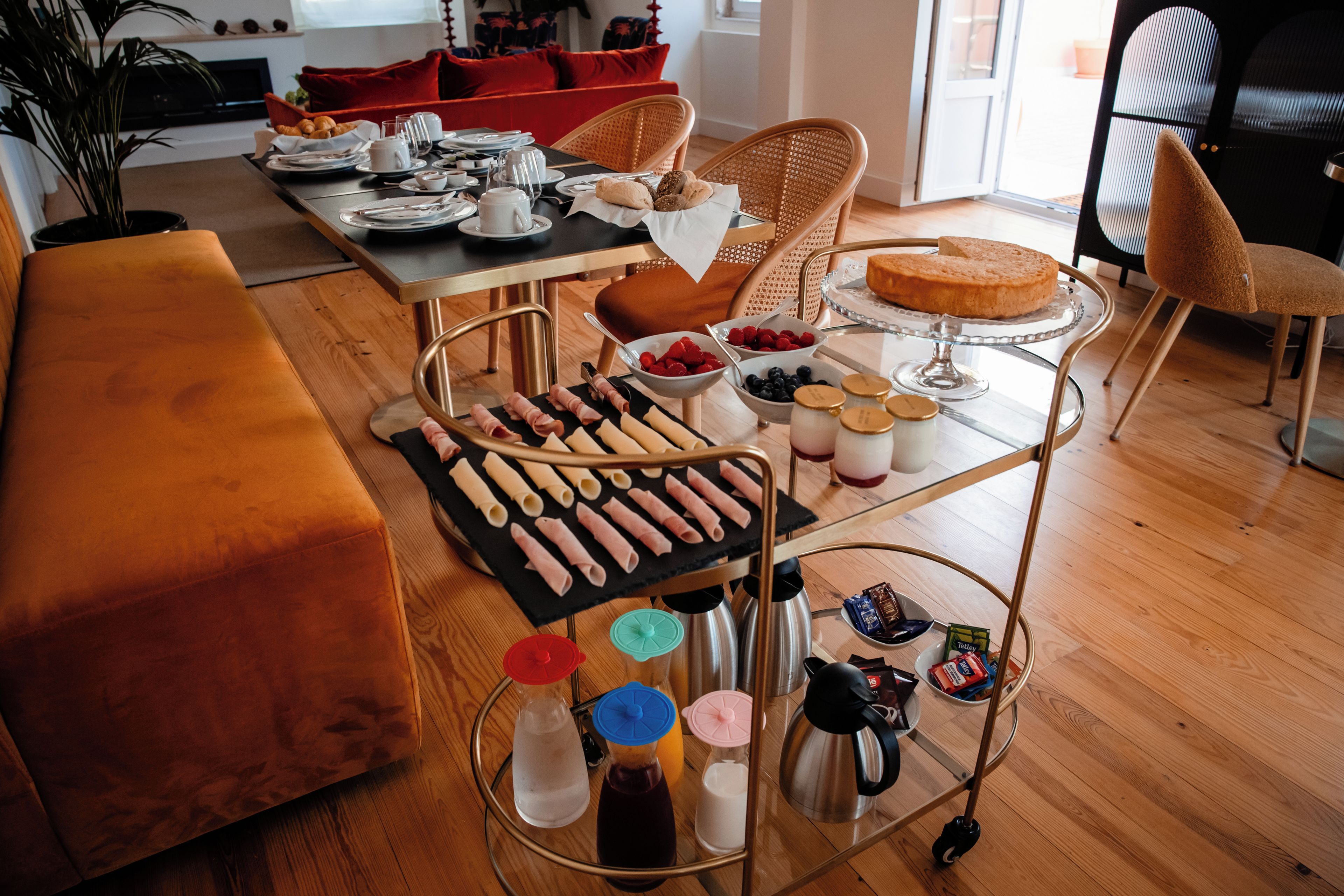 Ein Frühstücksbuffet mit Croissants, Gebäck und verschiedenen Früchten auf einem Tisch.