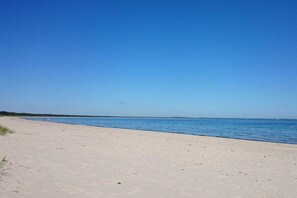 A beach with a clear sky and calm sea. - Country house holiday apartment Lüßvitz (Ummanz)
