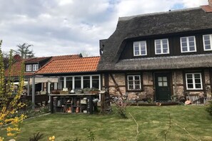 A traditional house with a sloped roof and multiple windows. - Sunny Suite with 2 bedrooms in Börgerende (Börgerende)