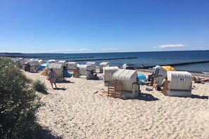 Beach huts numbered 5, 43, 47, and 41, arranged in a row along the shoreline. - Sunny Suite with 2 bedrooms in Börgerende (Börgerende)