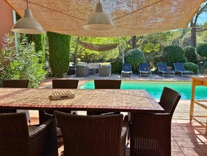Outdoor dining - Vrbo Property (Uchaux)