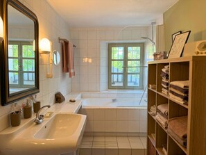 Bathroom - Vrbo Property (Uchaux)