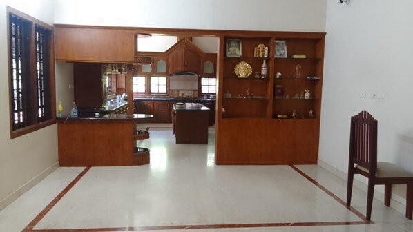 Private kitchen - 5-Bedroom Apartment: Every Room Features a Private Bathroom (Angamaly)