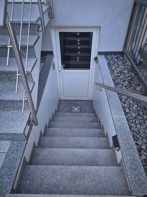 A staircase with metal railings and a door with a window. - Apartment 'Fewo Kern' with Wi-Fi (Viernheim)