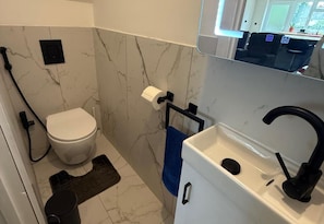 Bathroom - 5 Bed Home - Contractors & Professionals - Wifi (Luton)