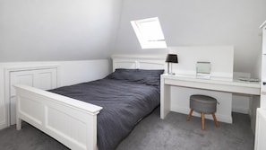 Room - Surrey Country House, Sleeps 6 With Parking (Dorking)