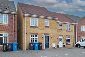 Exterior - Dudley Gardens 3 Bedroom 1 Bathroom House (Poole)