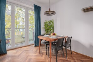 Ein Essbereich mit Holztisch, Stühlen und einer Hängeleuchte.