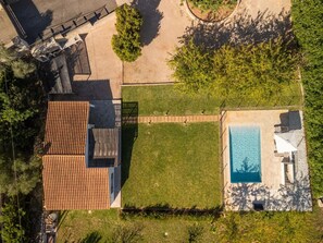 An aerial view of a property with a swimming pool, a patio area, and a fenced garden. - Great garden, 2 bedrooms, ideal for couples (Pollensa / Pollença)