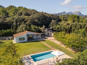 A residential property with a swimming pool, a covered patio, and a view of the surrounding forest and mountains. - Great garden, 2 bedrooms, ideal for couples (Pollensa / Pollença)