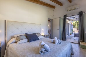 Una camera da letto con un letto grande, una testiera e vista sull'esterno.
