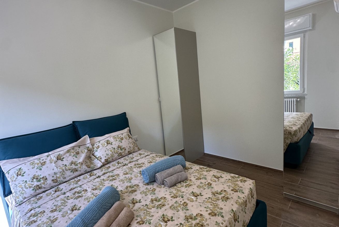 Une chambre à coucher avec un lit, des oreillers et une fenêtre.
