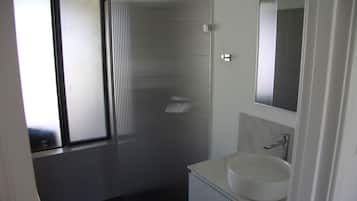Une salle de bain avec une baignoire, des toilettes, un lavabo et un miroir.