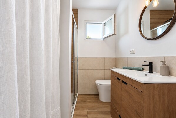 Bathroom - Vrbo Property (L'Hospitalet de l'Infant)