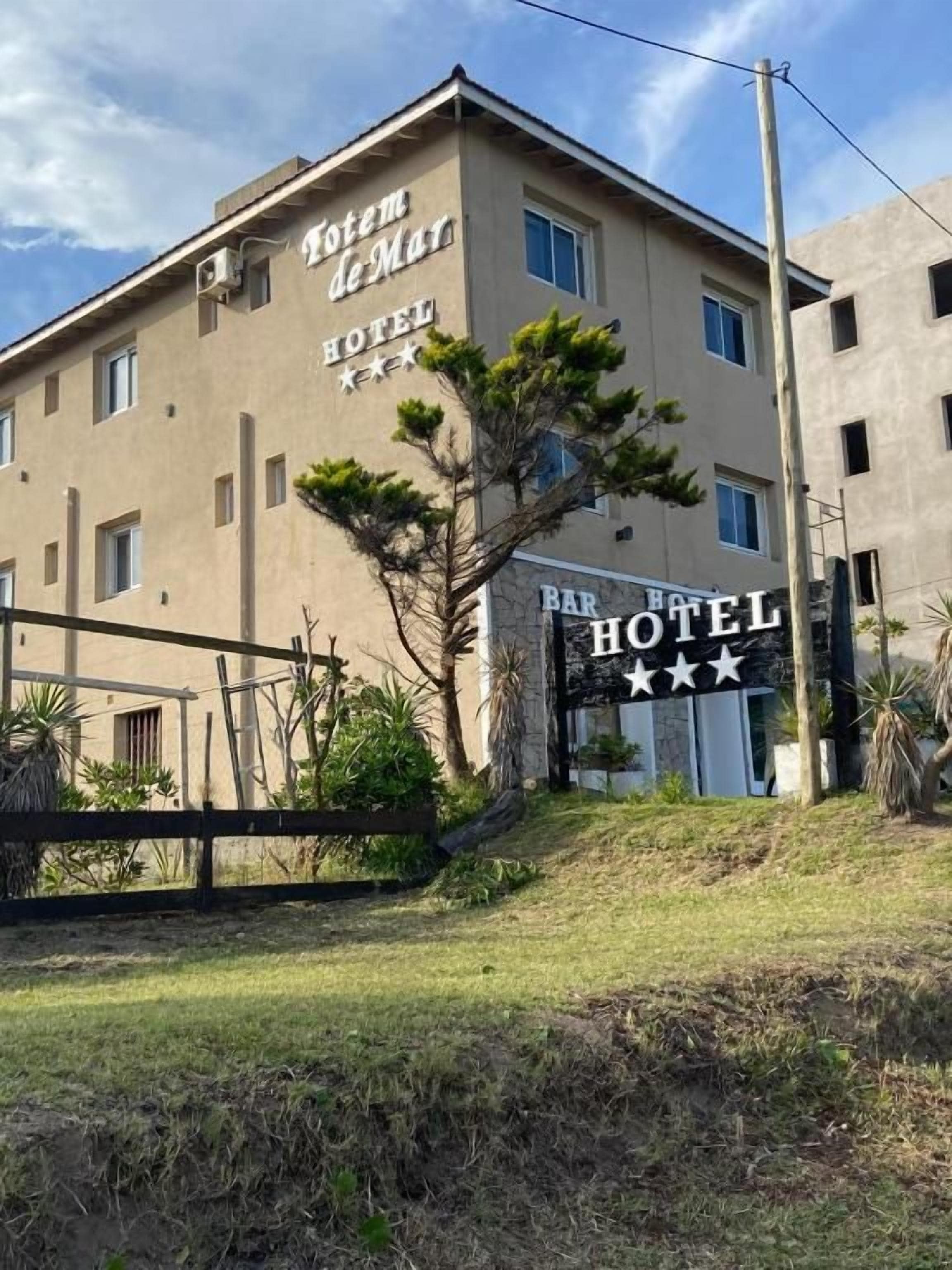 Un edificio de hotel con un cartel que dice 'Hotel de Man'.