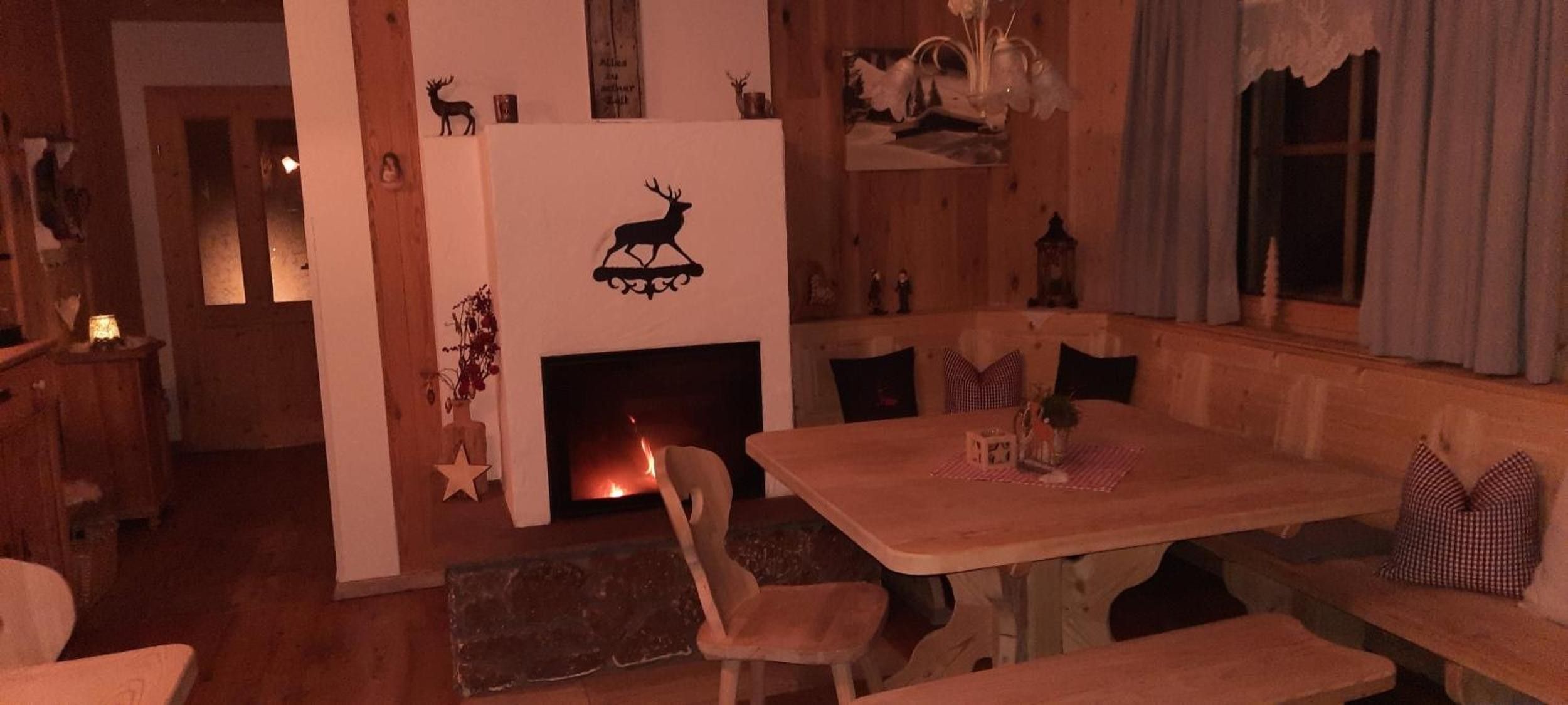 Une pièce chaleureuse avec une cheminée, des meubles en bois et des objets de décoration.
