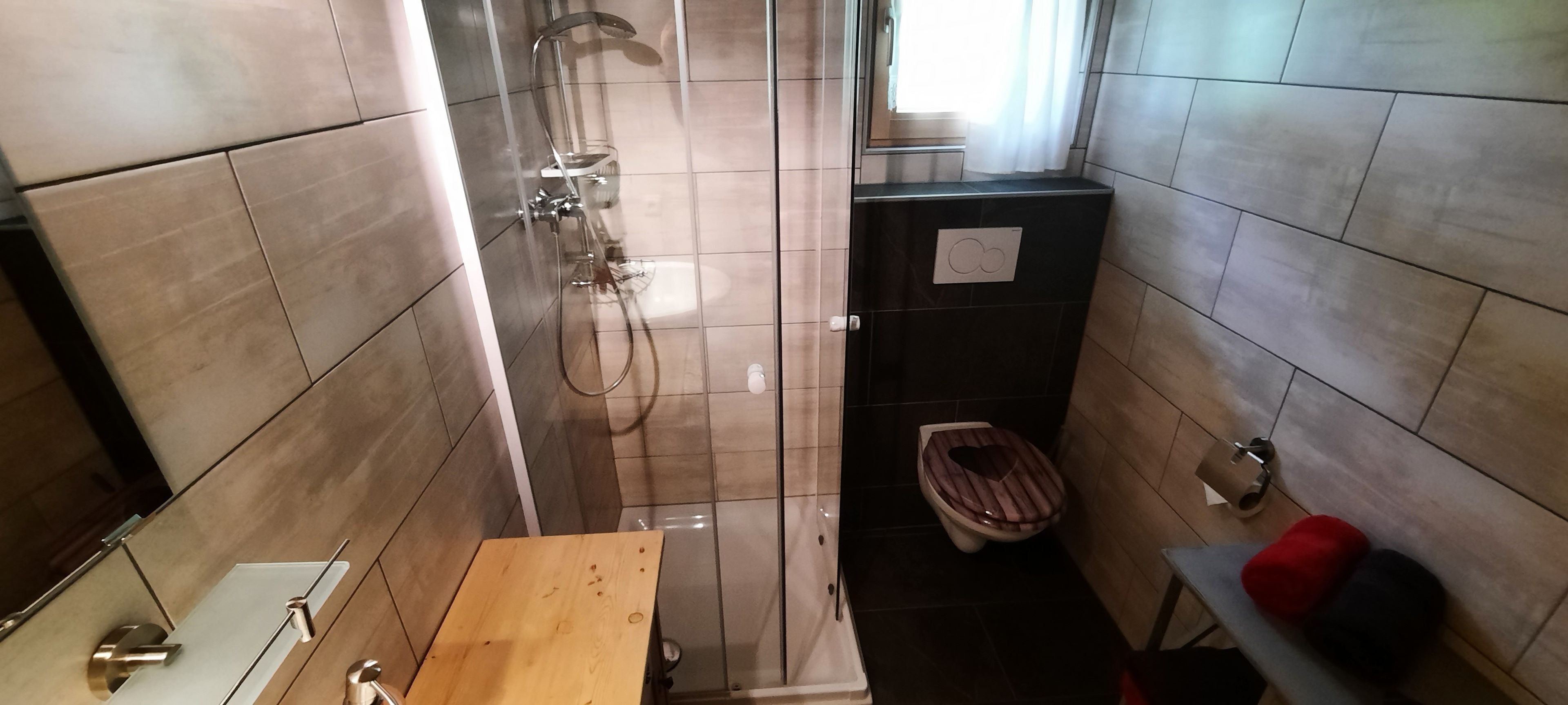 Ein Badezimmer mit Dusche, Toilette und Waschbecken.