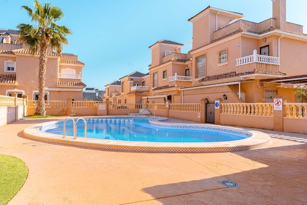 Pool - Charming 3-bedroom house in serene Torre de la Horadada with AC (Torre de la Horadada)