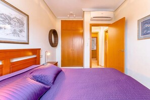 Room - Charming 3-bedroom house in serene Torre de la Horadada with AC (Torre de la Horadada)