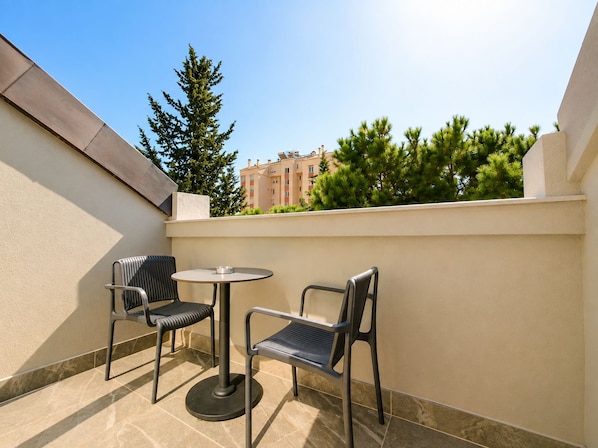 Outdoor dining - Leaf Lara Hotel (Antalya)