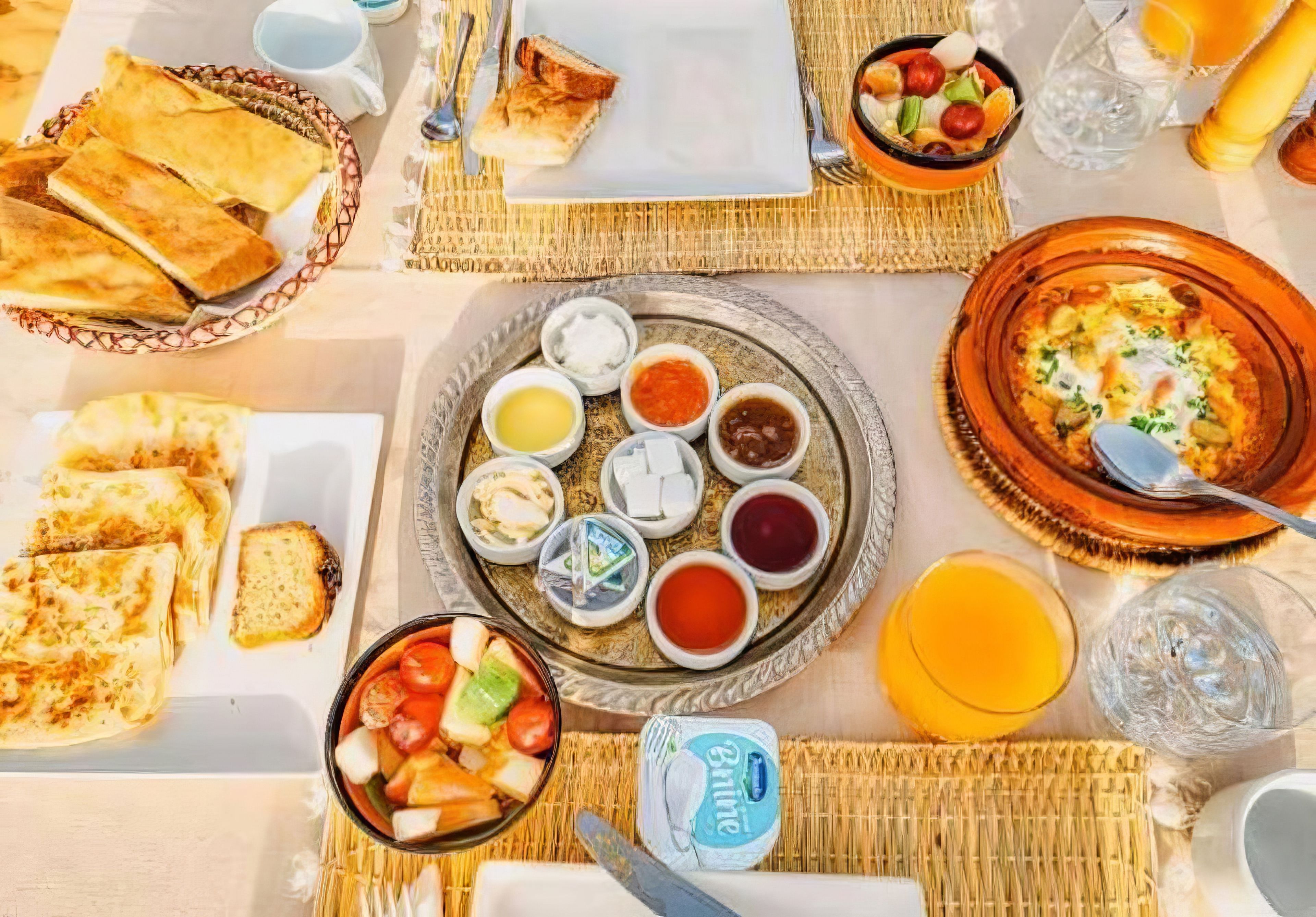 Ein reichhaltiges Frühstücksbuffet mit Speisen, Beilagen und Getränken.