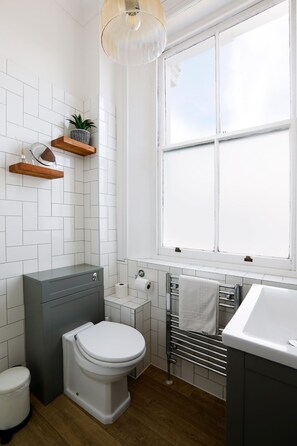 Bathroom - 1BR Flat 10 min from Brighton i360 or City Center Chruchill Square (Brighton and Hove)