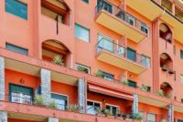 Un edificio de varios pisos con balcones y ventanas.