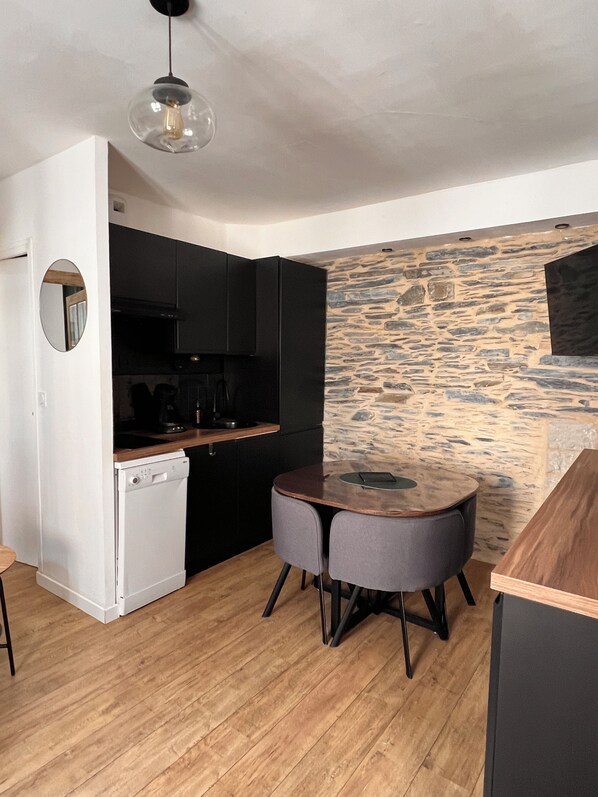 Unclassified image, 1 of 7, button - Vrbo Property (Angers)