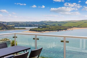 Eine Seeterrasse mit freiem Blick auf Strand und Meer.