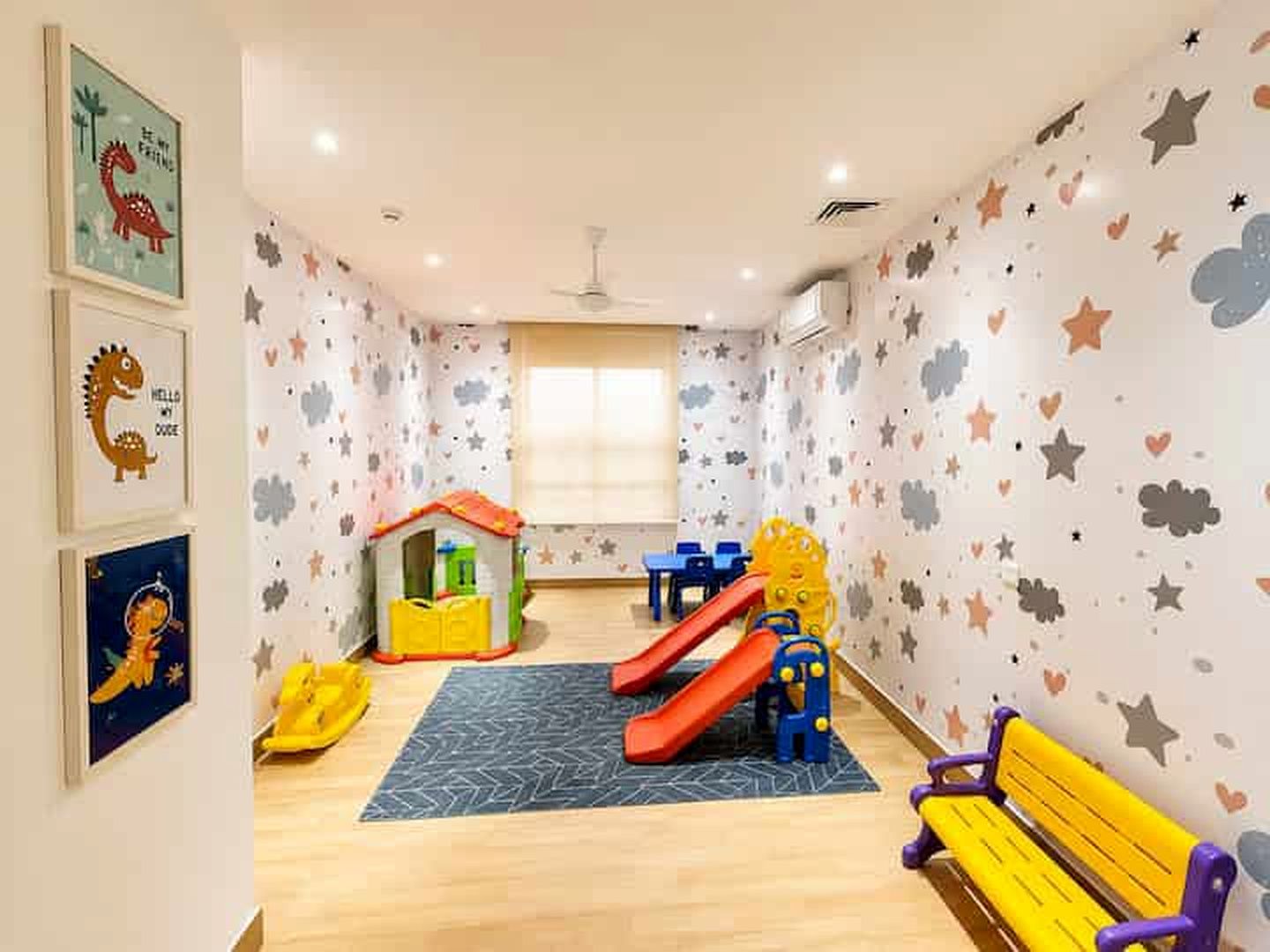 Ein Spielzimmer für Kinder mit Rutsche, Spielhaus und Spielzeug.