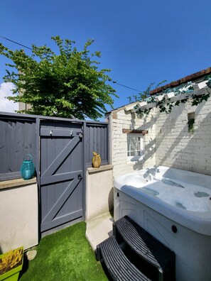 Outdoor spa tub - Ambler's Watch -Relaxing Seaside Hot Tub Home (Amble)