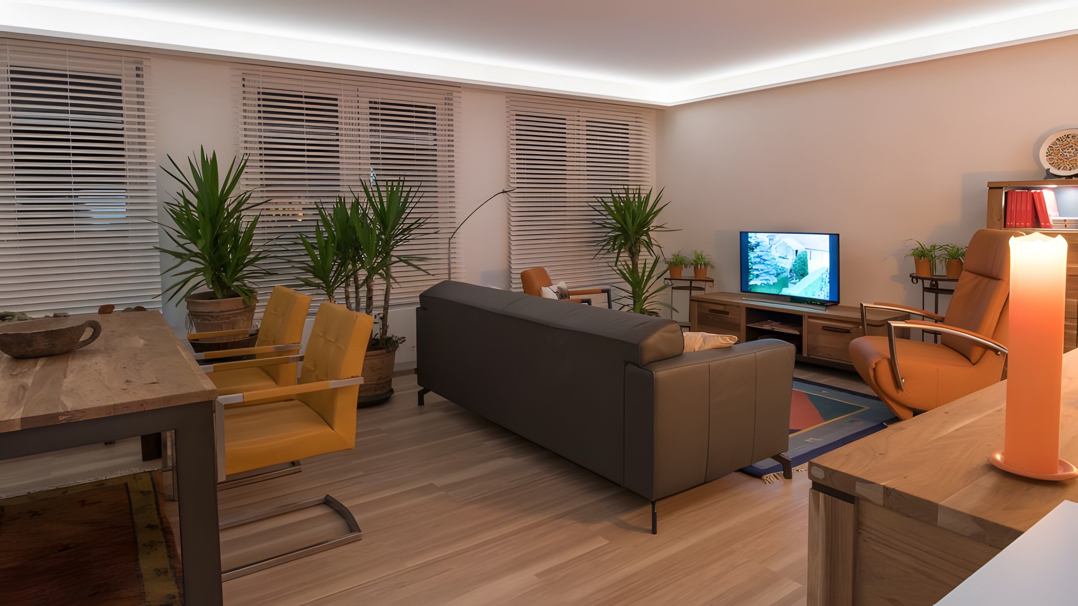 Een moderne woonkamer met een bank, stoelen, een televisie en potplanten.