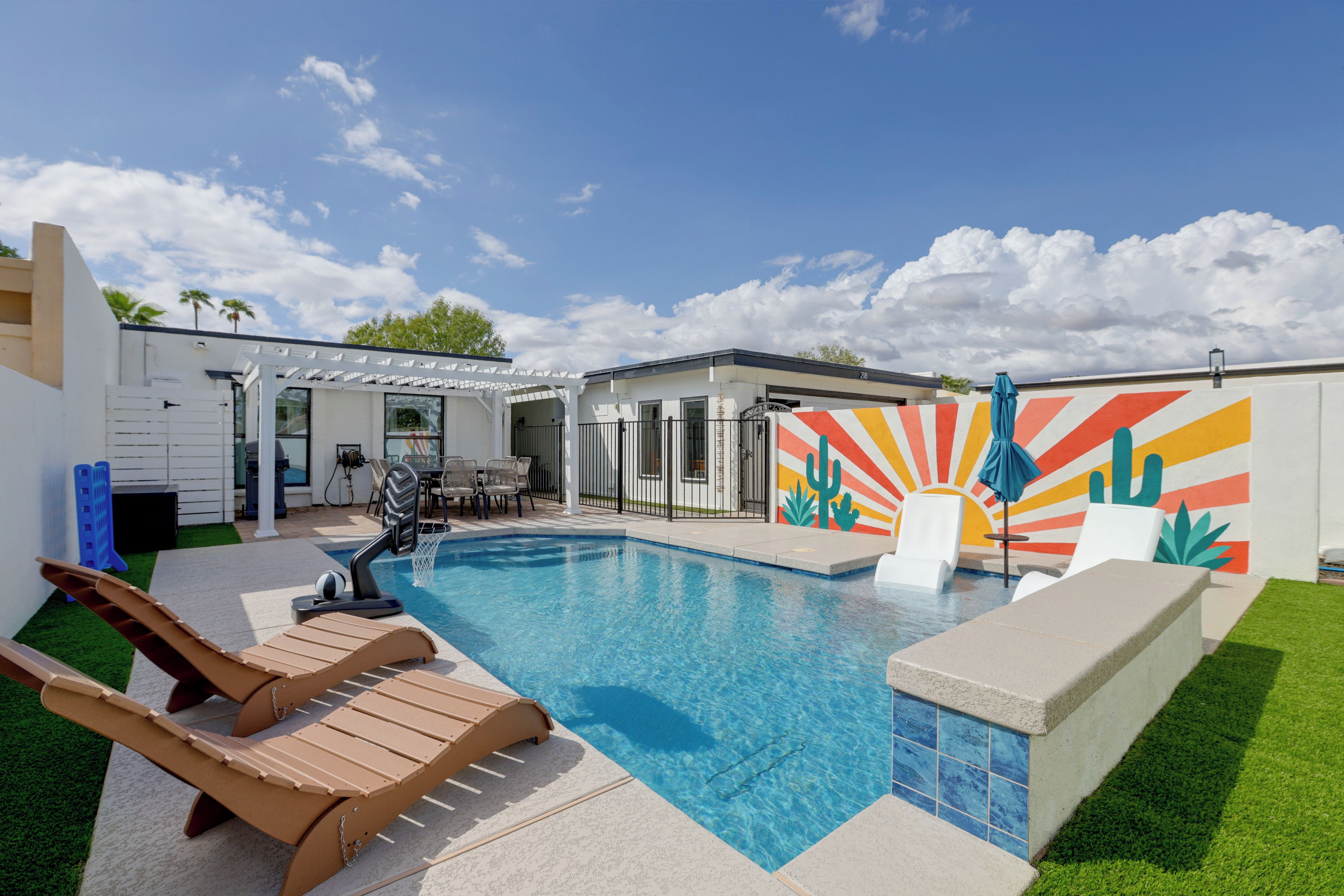Piscina com espreguiçadeiras e área de terraço.