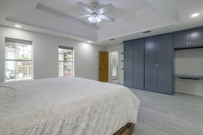A bedroom with a large bed, a ceiling fan, and built-in wardrobes. - Near Shopping & Dining! Family Escape in Mcallen (McAllen)